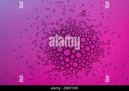 Purple Water Bubbles Makro abstrakter Hintergrund Stockfoto