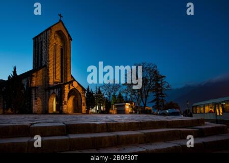 Alte steinerne Kirche von Sapa mit blauen Nachthimmel beliebtesten Reisen Reiseziele in Sapa norhtern von Vietnam Stockfoto