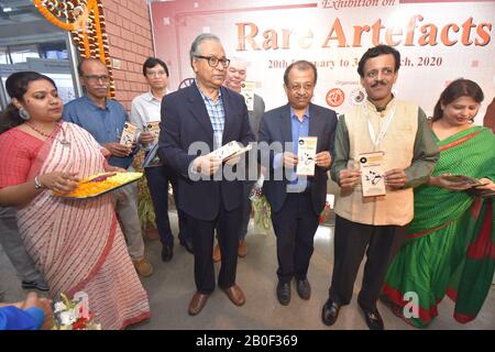 Kolkata, Indien. Februar 2020. Jawhar Sircar (4. Von links), Ehemaliger CEO, Prasar Bharati, Dr. Jayanta Sengupta (5. Von links), Sekretär & Kurator, Victoria Memorial Hall, Kolkata, Und Venkatraman Subramanian Ramachandran (2. Von rechts), Director, Birla Industrial & Technological Museum (BITM), Govt. Von Indien, mit anderen Würdenträgern halten die neu erschienene Broschüre der Ausstellung "Seltene Artefakte" auf dem BITM. (Foto von Biswarup Ganguly/Pacific Press) Credit: Pacific Press Agency/Alamy Live News Stockfoto