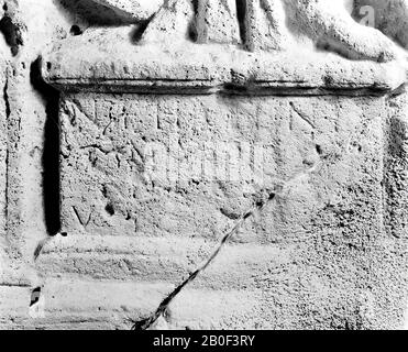 Flügelaltar mit Nische. Kalksteine. Abweichende Art, dass der untere Teil mit der Aufschrift sehr niedrig (nur 33 hoch) und die Statue der Göttin sehr groß ist. Die Statue füllt die gesamte Nische, aus der das Dach verschwunden ist. Nehalennia sitzt, in der rechten Hand hält sie ein Kabel, das am Stamm eines Bootes befestigt ist, in der linken Hand trägt sie einen Stab (oder Speer?). Aus 4 Fragmenten wiederhergestellt. Dieser Altar ist im Ausstellungsführer Deae Nehalenniae nicht beschrieben, weil er erst im Oktober 1971 restauriert wurde., Altar, Stein, Kalkstein, 99,5 x 50,5 x 22 cm, roman 150-250, Niederlande, Zeeland Stockfoto