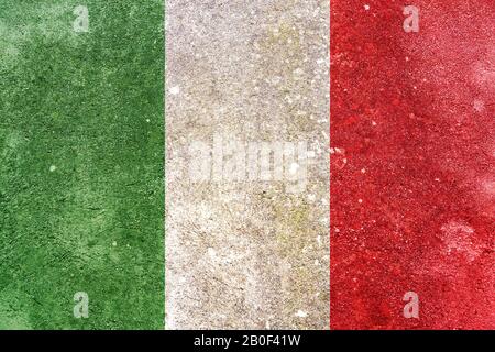 Italienische Flagge an der Wand. Italienische Flagge auf einer schmutzigen Grunge Wand gemalt. Italien, italienisches Sprach- und Kulturkonzept Stockfoto