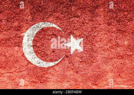 Flagge der Türkei an der Wand. Türkische Flagge auf einer Grunge schmutzige Wand gemalt. Türkei, türkisches Sprach- und Kulturkonzept Stockfoto