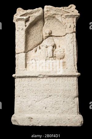 Altar mit Nische, Kalkstein. Nehalennia sitzt, auf der Bühne. Rechts und links: Der Mensch, der nicht mehr sehen kann, was er in seinen Händen trägt. Rückseite: Vorhang. Oben: Hinten 2 Früchte, vorne 2 Früchte. Aus drei Teilen wiederhergestellt: Altar, Stein, Kalkstein, 105 x 59 x 27 cm, 317 kg, roman 150-250, Niederlande, Zeeland, Noord-Beveland, Colijnsplaat, Oosterschelde Stockfoto
