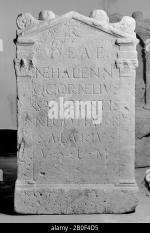 Altar. Kalksteine. Rechte Seite: Hupe mit viel. Linke Seite: Baum. Rückseite undekoriert. Oben auf 4 Äpfeln, Altar, Stein, Kalkstein, 84 x 48 x 18,5 cm, ca. 180 kg, roman 150-250, Niederlande, Zeeland, Noord-Beveland, Colijnsplaat, Oosterschelde Stockfoto