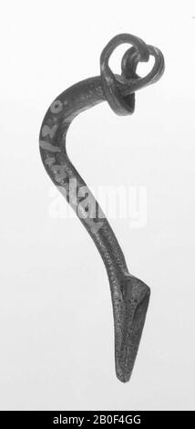 Fibula aus Bronze, Nadel fehlt. Verteilung: Niederrheingebiet, Fibeln, Drahtfibel, Metall, Bronze, Länge: 4,2 cm, roman 1-100, Niederlande, Gelderland, Wijchen, Batenburg, Maas Stockfoto