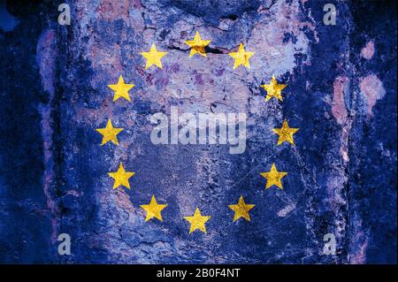 EU-Flagge an der Wand. Flagge der Europäischen Union auf einer zerrissenen Mauer gemalt. Europa, europäisches Kulturkonzept Stockfoto