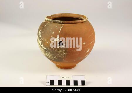 Urne aus orangefarbenem Steingut. Alte Verklebung, Kantenfragment fehlt, Spalt in der Wand, die Lackschicht ist teilweise abgeschält, Risse, Urne, Keramik, h: 15,6 cm, Diam: 16,5 cm, roman, Niederlande, Limburger, Heerlen, Heerlen Stockfoto