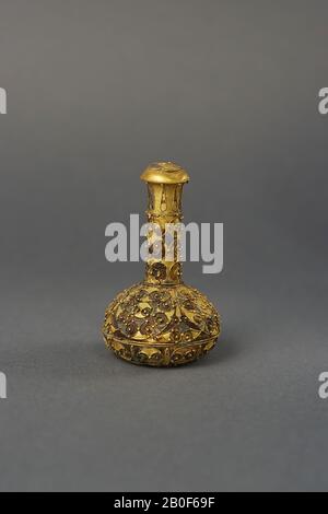 Golden Vial mit separatem, kappenförmigen Deckel auf der Goldkette. Vollständig mit filigranen filigranen Voluten bedeckt und ursprünglich mit dunkelblauem Glasschmelz gefüllt. Analogien nur auf der Krim. Import aus dem 2. Jahrhundert AD, Flasche, Parfümflasche, Metall, Gold, Höhe: 5,5 cm, roman 100-200 AD, Niederlande, Limburger, Heerlen, Heerlen, Sarg 2 Stockfoto