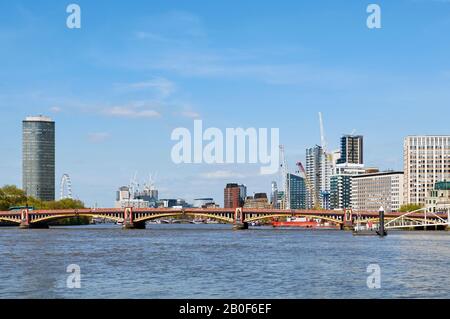 Vauxhall Bridge an der Themse, London UK und umliegende Gebäude Stockfoto