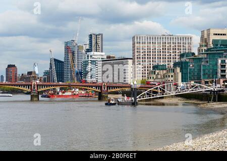 Vauxhall Bridge, London UK, und die umliegenden neuen Apartmentgebäude entlang der Südbank der Themse Stockfoto