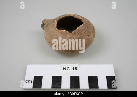 Öllampe aus Steingut, kugelförmig mit Öffnung oben. Die Öffnung ist beschädigt, ein Großteil des Ohrs fehlt., Öllampe, Steingut, 7,5 x 3,5 cm, roman, Niederlande, Gelderland, Nijmegen, Nijmegen, Waal Stockfoto