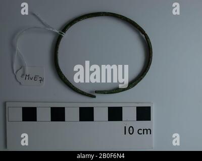 Dünnes Armband aus Bronze. Im Umkreis eine Eröffnung., Armband, Metall, Bronze, roman 1-300, Niederlande, Gelderland, Berg en Dal, Millingen aan de Rijn, Eversberg Stockfoto