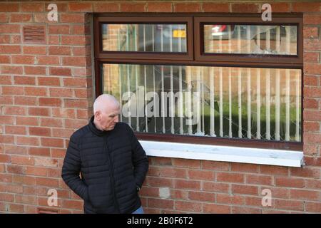 Belfast, Nordirland. Februar 2020. Martin Finucane, Bruder des ermordeten Anwalts Pat Finucane, steht in Lenadoon nur wenige Augenblicke außerhalb seines Hauses, nachdem ein Sprengsatz in seinem Haus im Westen von Belfast geworfen wurde. Martin ist der Onkel von North Belfast Sinn Fein Abgeordneter John Finucane. Kredit: Irish Eye/Alamy Live News Stockfoto