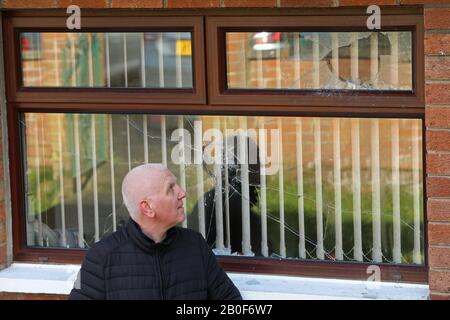 Belfast, Nordirland. Februar 2020. Martin Finucane, Bruder des ermordeten Anwalts Pat Finucane, steht in Lenadoon nur wenige Augenblicke außerhalb seines Hauses, nachdem ein Sprengsatz in seinem Haus im Westen von Belfast geworfen wurde. Martin ist der Onkel von North Belfast Sinn Fein Abgeordneter John Finucane. Kredit: Irish Eye/Alamy Live News Stockfoto