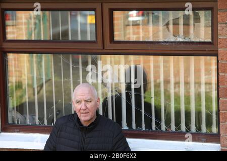 Belfast, Nordirland. Februar 2020. Martin Finucane, Bruder des ermordeten Anwalts Pat Finucane, steht in Lenadoon nur wenige Augenblicke außerhalb seines Hauses, nachdem ein Sprengsatz in seinem Haus im Westen von Belfast geworfen wurde. Martin ist der Onkel von North Belfast Sinn Fein Abgeordneter John Finucane. Kredit: Irish Eye/Alamy Live News Stockfoto