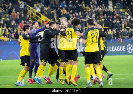 Schlussjubel FEIERN und tanzen die Spieler vor den Fans, Erling Haand (DO) sticht mitten aus der Fußball-Champions League, Runde 16 Hinspiele, Borussia Dortmund (DO) - Paris St. Germain (PSG) 2: 1, am 18. Februar 2020 in Dortmund/Deutschland. â Nutzung weltweit Stockfoto