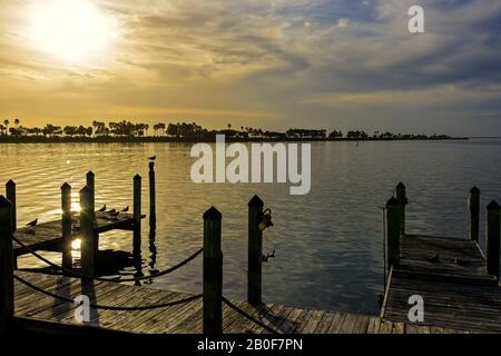 Abendlicht an der Tampa Bay und am Courtney Campbell Causeway in Tampa, Florida Stockfoto