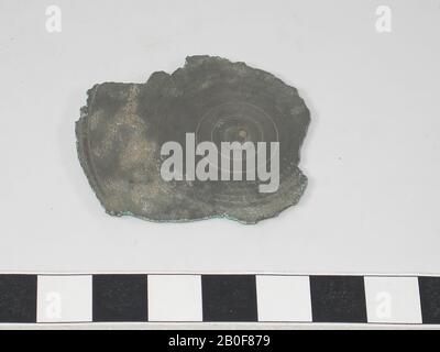 Bronze-Fragment eines Tafelgeschirrs., Geschirr, Metall, 4 x 4,6 cm, roman, Niederlande, unbekannt, unbekannt, unbekannt Stockfoto