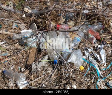 Plastikflaschen und anderer Müll und Müll, der am Strand in der Nähe der Großstadt entsorgt wird. Bild Auffüllen. Stockfoto