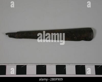 Eisenbeschläge (?), Armaturen, Metall, Eisen, Länge: 9,4 cm, Roman 1-300, Niederlande, Gelderland, Berg en Dal, Millingen aan de Rijn Stockfoto