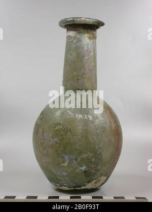 Flasche mit einem länglichen, kugelförmigen Körper und einem langen Hals mit ausgestelltem Mundrand, Flasche, Glas, h. 18,3 cm, Durchm. 10,2 cm, roman, Frankreich Stockfoto