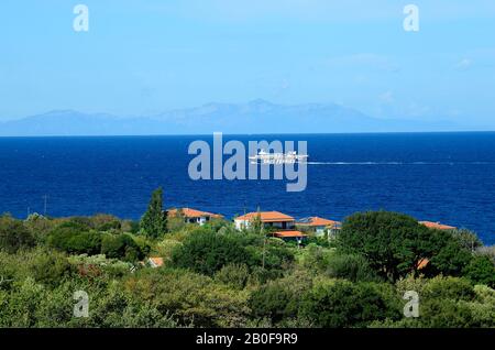 Samothrace, Griechenland - 20. September 2016: Wohnungen und Autofähre auf der ägeischen See mit Festland im Hintergrund Stockfoto