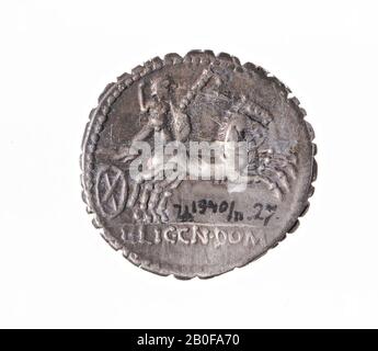 VZ: Roma-Chef NR., L · PORCI LICI * (Leserbriefe außen), KZ: BIGA, im Schnitt: L·LIC CN DOM, Coin, Denarius, L. Porcius Licinius, Metall, Silber, Diam. 20 mm, WT. 3,88 gr, Roman BC 118, Niederlande, unbekannt, unbekannt, unbekannt Stockfoto