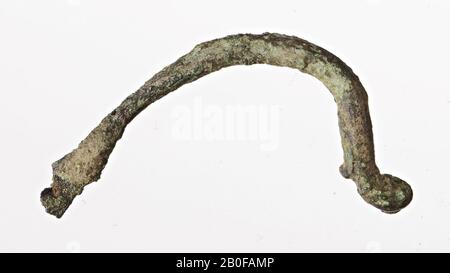 Fibula aus Bronze mit runder Strebe. Die Nadel fehlt., Fibeln, Fadenfibel, Metall, Bronze, Länge: 2,8 cm, roman 15-100, Niederlande, Utrechter, Bunnik, Vechten, Houtense Vlakte Stockfoto