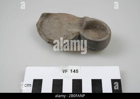 Fragment einer Öllampe aus Steingut mit offenem Oberteil, mit Ausguss und Standring, Öllampe, Fragment, Steingut, 9,7 x 6,3 x 3,1 cm, roman, Niederlande, Utrechter, Bunnik, Vechten Stockfoto