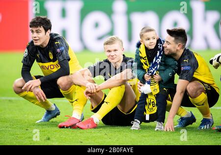 Schlussjubel MACHEN, die Spieler sitzen vor den Fans auf dem Spielfeld, links rechts Giovanni REYNA (DO), Erling Haanand (DO), Raphael GUERREIRO (DO) mit seinem Sohn Fussball Champions League, Runde 16 Hinspiele, Borussia Dortmund (DO) - Paris St. Germain (PSG) 2: 1, am 18. Februar 2020 in Dortmund/Deutschland. â Nutzung weltweit Stockfoto