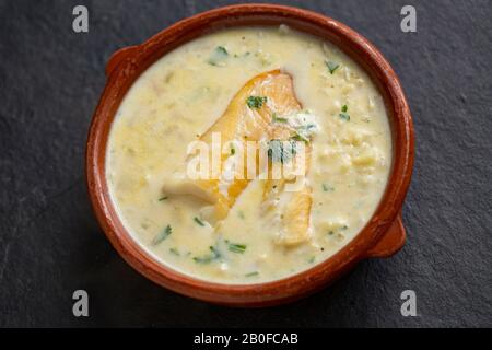 Eine hausgemachte Schüssel mit Cullen Skink. Das Gericht ist schottischer Herkunft und es gibt mehrere Varianten. Dieser wurde mit ungefärbtem geräuchertem Schellfisch, Milch, Po hergestellt Stockfoto