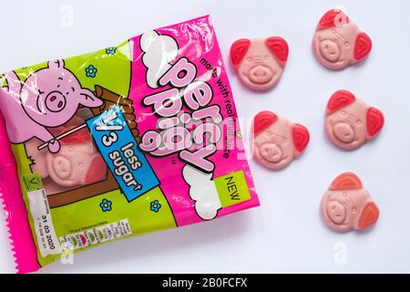 Beutel mit M&S Percy Schweinebonbons mit 1/3 Drittel weniger Zucker weichen Fruchtgeschmack Gummis mit echtem Fruchtsaft offen, um Inhalt auf weißem Hintergrund zu zeigen Stockfoto