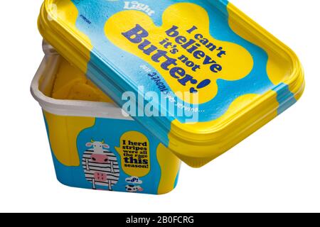 "Tub of I Can't Believe IT's Not Butter Light", "I Herd Stripes" waren die ganze Wut in dieser Saison auf weißem Hintergrund Stockfoto