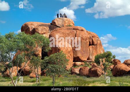 Waramungu, Australien 19. April 2010: Nicht identifizierte Touristen auf dem natürlichen Wahrzeichen und Aborigines heilige Stätte Devils Marbles im Northern Territory Stockfoto