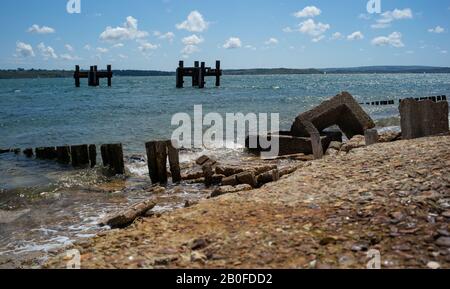 Was wie ein Müllhaufen aussieht, sind eigentlich die Überreste von Strandhärtematten am Lepe Beach, die eine entscheidende Rolle bei WW2 Operation Overlord spielen. Stockfoto