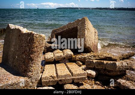 Was wie ein Müllhaufen aussieht, sind eigentlich die Überreste von Strandhärtematten am Lepe Beach, die eine entscheidende Rolle bei WW2 Operation Overlord spielen. Stockfoto