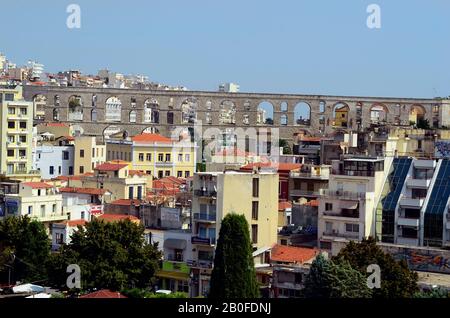 Kavala, Griechenland - 19. September 2014: Verschiedene Gebäude, Wohnungen und der mittelalterliche Aquädukt Kamares, ein Wahrzeichen der Stadt in Eastmacedonia Stockfoto