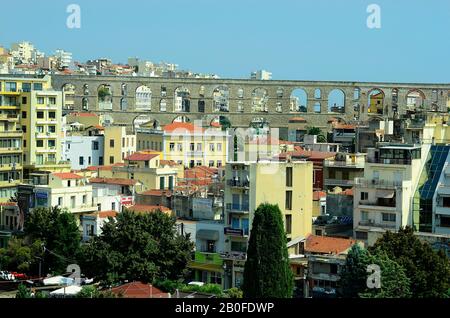 Kavala, Griechenland - 10. September 2014: Mittelalteraquädukt Kamares und verschiedene Häuser und Gebäude in der Stadt in Eastmacedonia Stockfoto