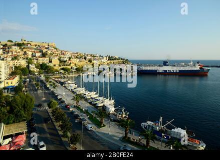 Kavala, Griechenland - 10. September 2014: Hafen mit Schiffen und Fähren und Halbinsel Panaghia mit mittelalterlichen Burg, dem Wahrzeichen der Stadt in Eastmacedon Stockfoto