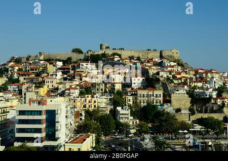 Griechenland, Kavala, mittelalterliche Festung und Häuser in der Stadt in Eastmacedonia und Thrakien Stockfoto