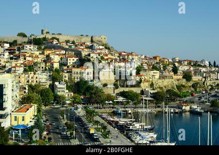 Griechenland, Kavala, Stadtbild mit Hafen und mittelalterlichen Burg Stockfoto