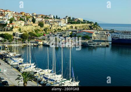 Kavala, Griechenland - 12. September 2014: Unidentifizierte Menschen rund um den Hafen und Blick auf die Halbinsel Panaghia mit Imaret, Wohnungen und Kirche Stockfoto