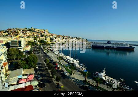 Kavala, Griechenland - 12. September 2014: Mittelalterliche Festung und Hafen mit Passagierterminal und Autofähre, Panaghia-Halbinsel mit Imaret, Homes und ch Stockfoto