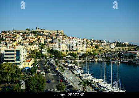 Kavala, Griechenland - 12. September 2014: Mittelalterliche Festung und Hafen, Panaghia-Halbinsel mit Imaret, Häuser und Kirche Stockfoto