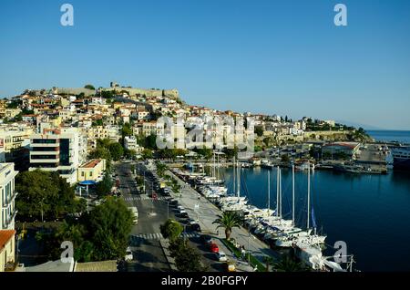 Kavala, Griechenland - 12. September 2014: Mittelalterliche Festung und Hafen mit Panaghia-Halbinsel mit Imaret, Wohnungen und Kirche Stockfoto