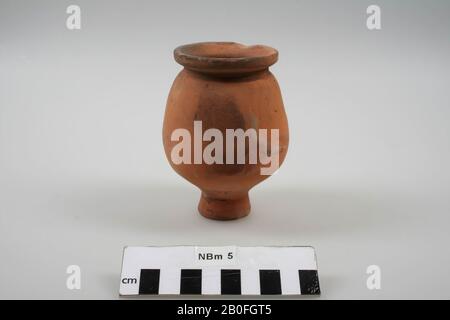 Becher aus rotem Steingut mit Resten dunkelroter Farbe. Späne vom Rand, Oberflächenschäden an der Schulter., Tasse, Keramik, h: 11,8 cm, Diam: 7,7 cm, roman, Deutschland Stockfoto