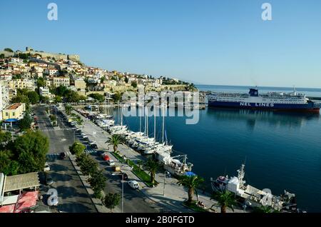 Kavala, Griechenland - 12. September 2014: Mittelalterliche Festung und Hafen mit Passagierterminal und Autofähre, Panaghia-Halbinsel mit Imaret, Homes und ch Stockfoto