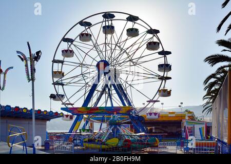 Kavala, Griechenland - 17. September 2015: Vergnügungspark mit Kreisverkehr und Riesenrad in der Stadt in Eastmacedonia Stockfoto