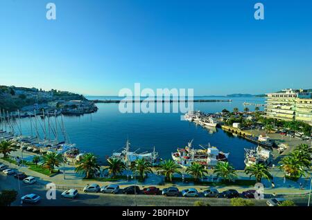 Kavala, Griechenland - 16. September 2015: Segelschiffe, Trawler und Gebäude im Hafen der Stadt in Eastmacedonia, Stockfoto