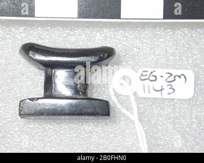 Kopfstütze, Amulett, Objekt, Stein, Obsidian, Höhe: 1,8 cm, Tiefe: 2,1 cm, Ägypten Stockfoto